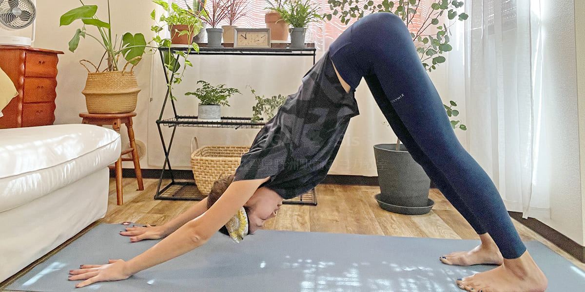 下向きの犬のポーズのやり方踵を下ろす