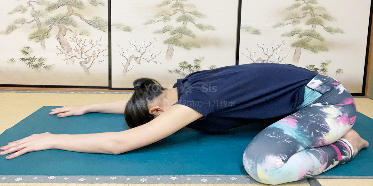 膝を開いた子供ポーズ