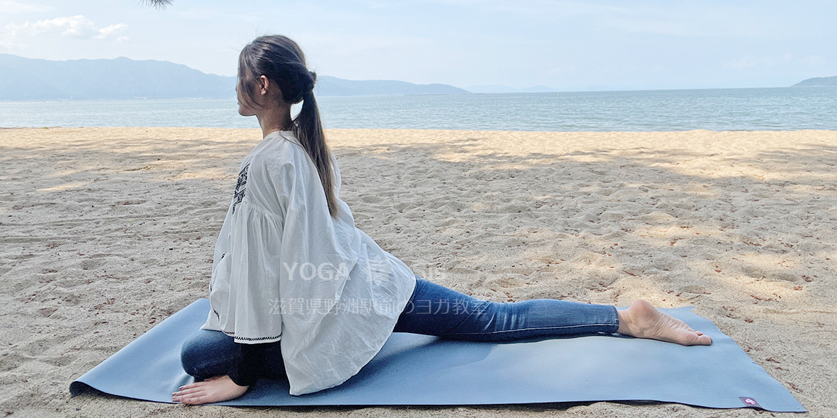 鳩のポーズのやり方右脚を後ろへ伸ばす