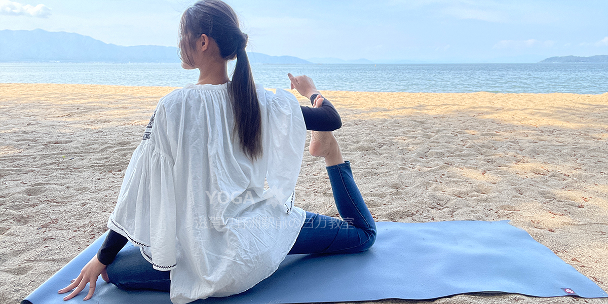 鳩のポーズのやり方右足先を右肘に引っ掛ける