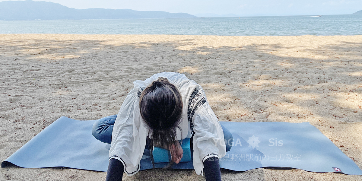 鳩のポーズを取る前にお尻をほぐすストレッチ