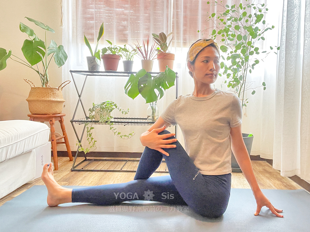 座位のねじり片脚を伸ばしたままのねじり