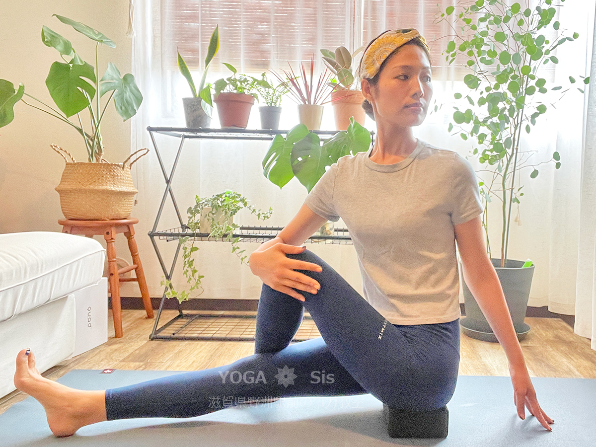 座位のねじりの軽減ポーズ