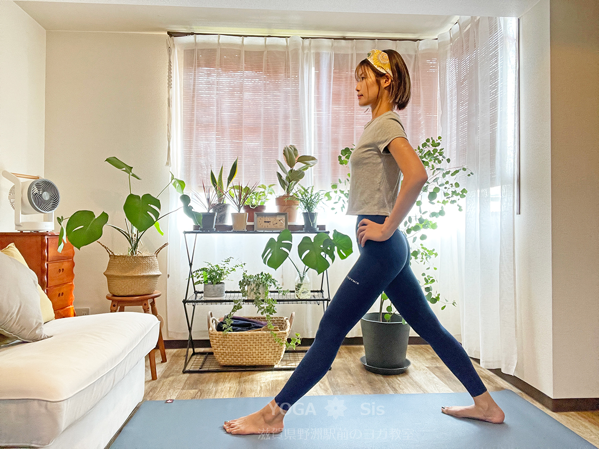 ねじった三角のポーズをとる前の立ち姿勢