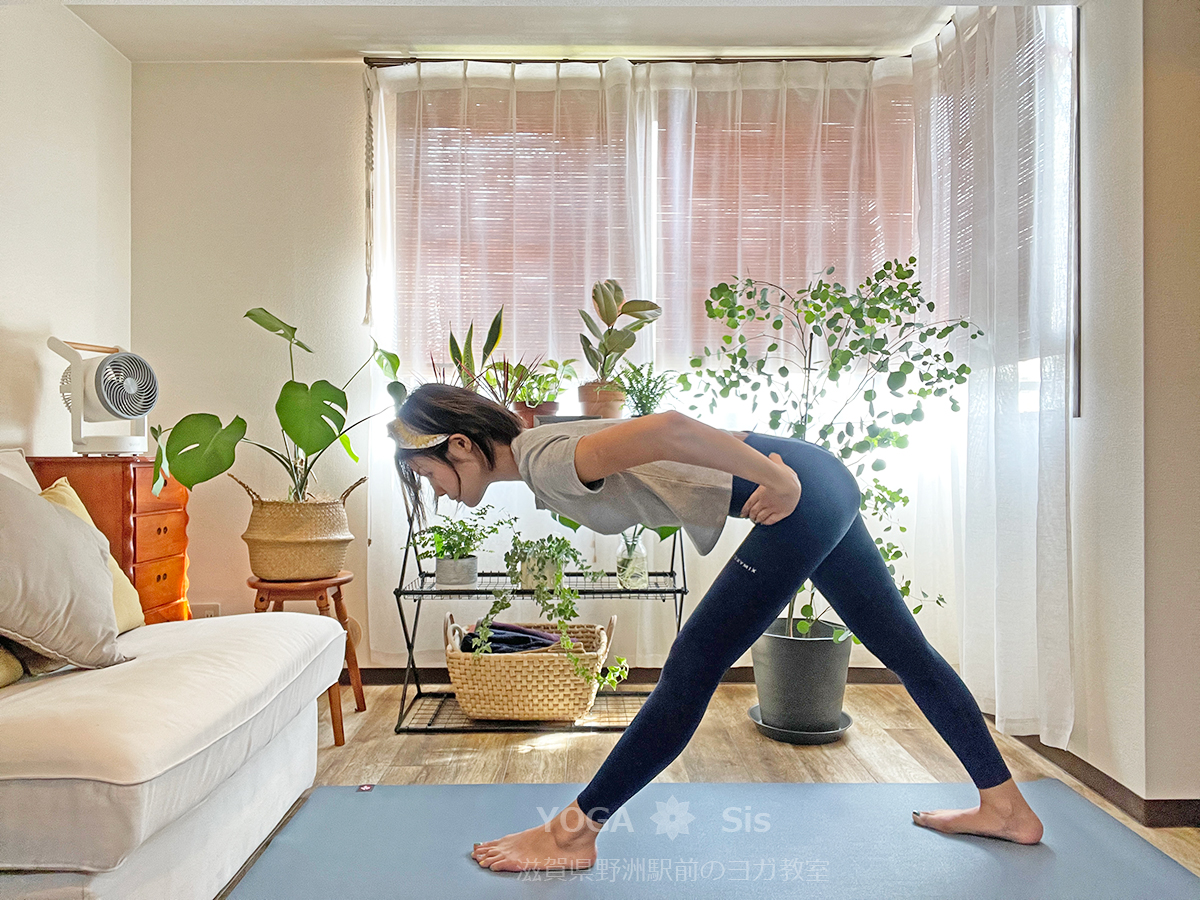 ねじった三角のポーズのやり方上体を前へ倒す