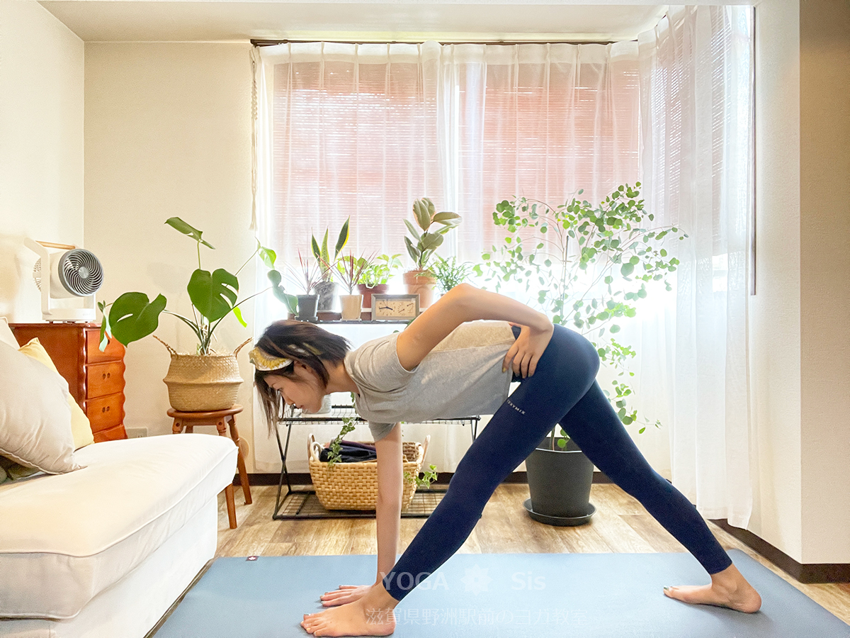 ねじった三角のポーズのやり方片手を床へ置いて背骨を伸ばす