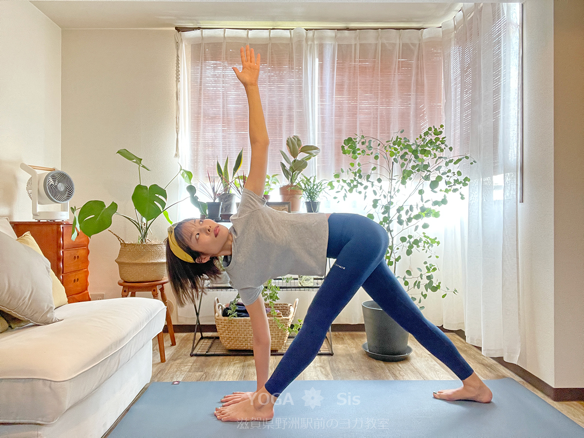 ねじった三角のポーズのやり方ねじりを加える