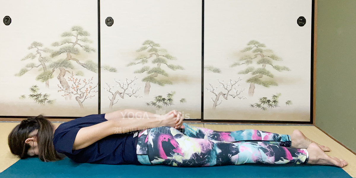 バッタのポーズをとる前の姿勢