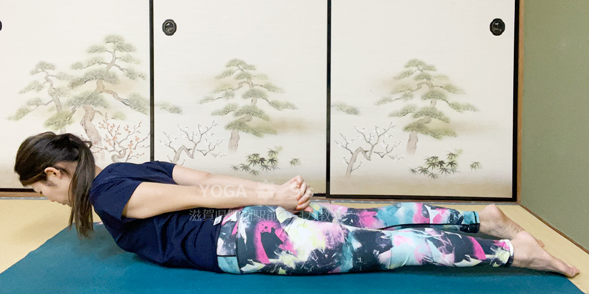 バッタのポーズのやり方上体を持ち上げる