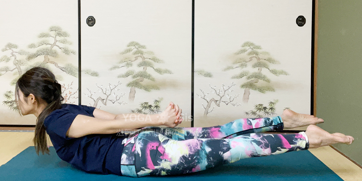 バッタのポーズのバリエーション真正面を見る