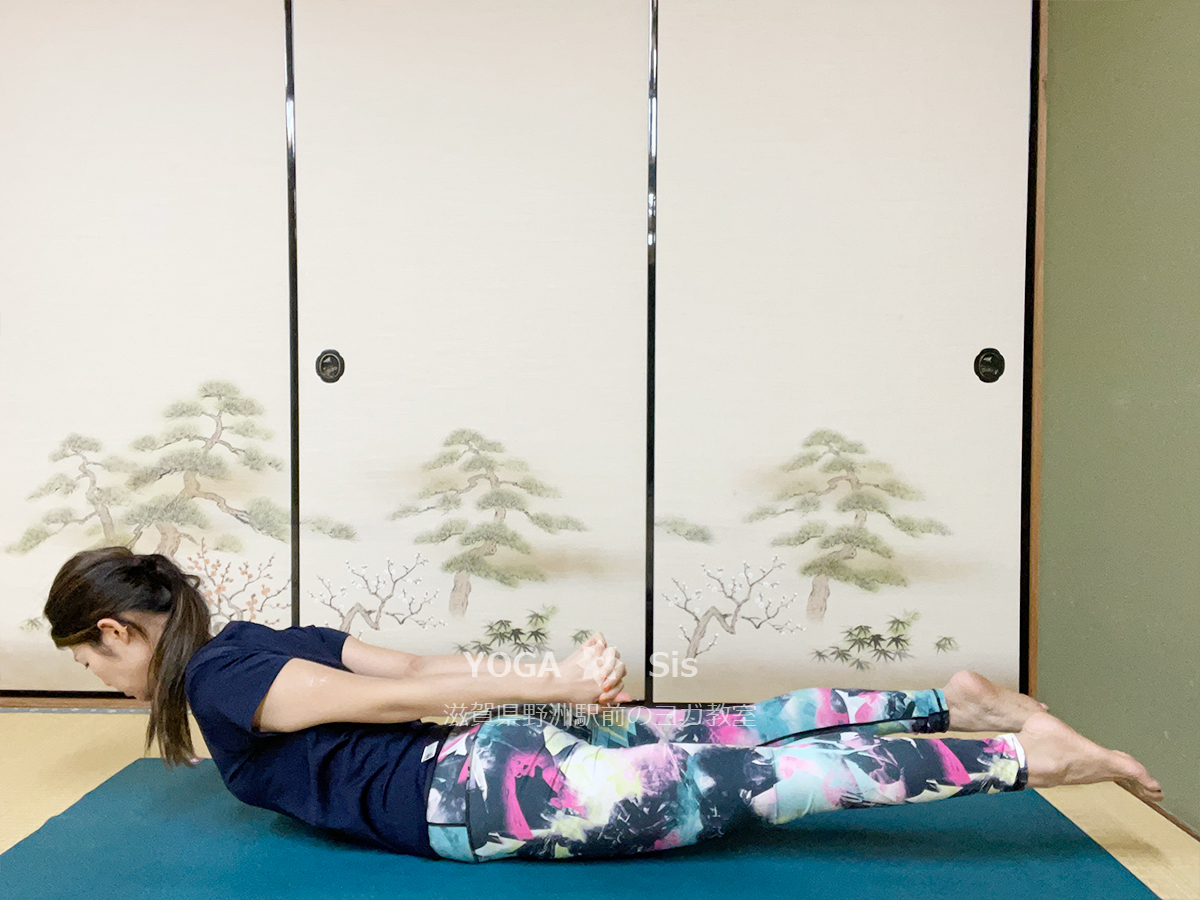 バッタのポーズ