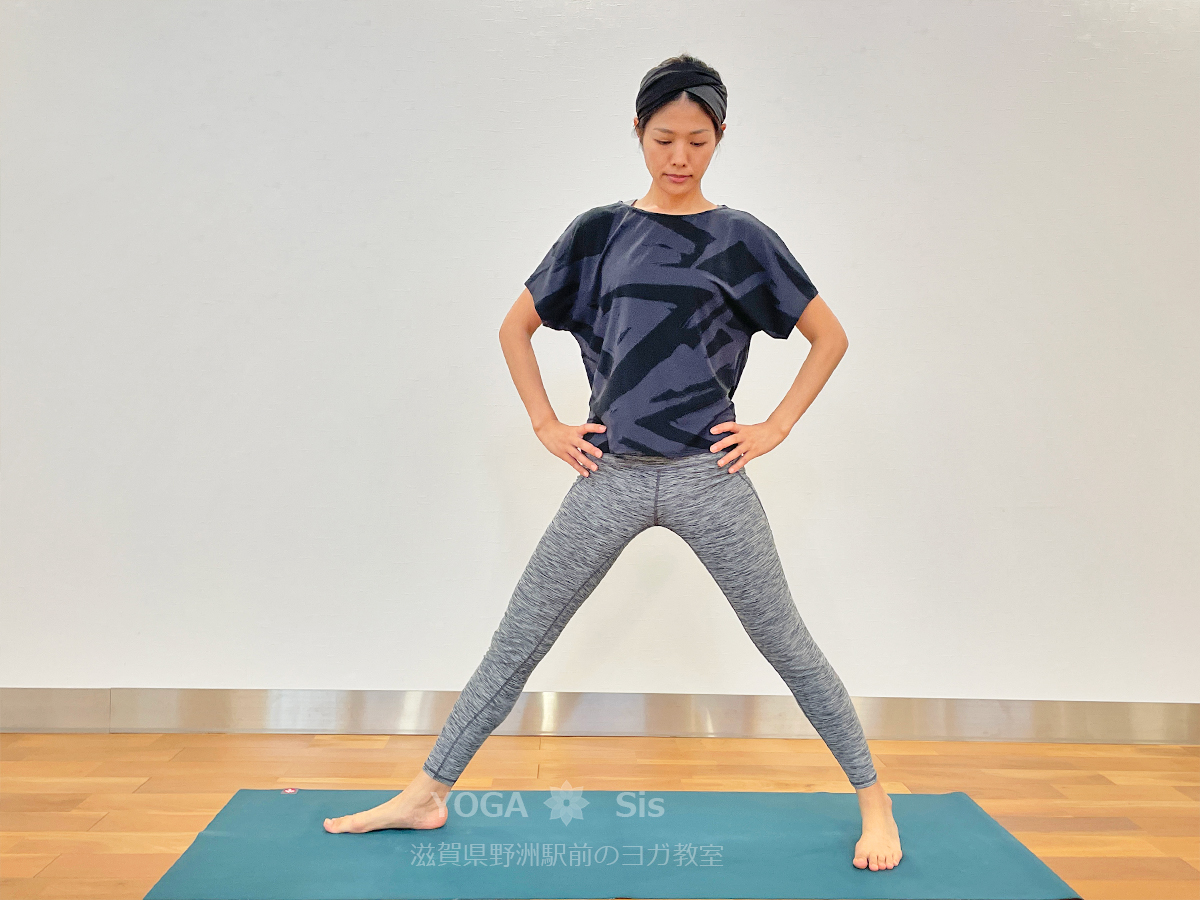 三角のポーズをとる前の姿勢