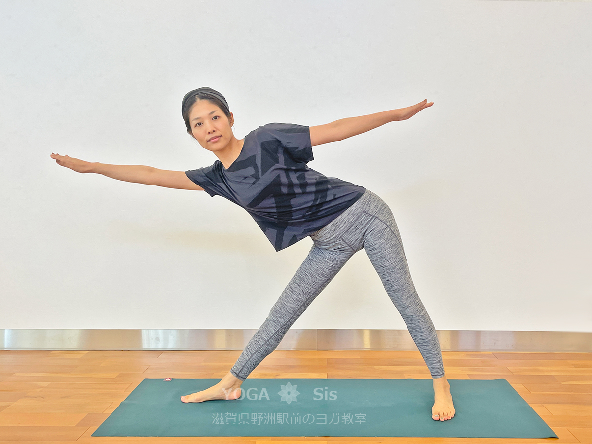 三角のポーズのやり方両手を広げて上体を横へ倒す