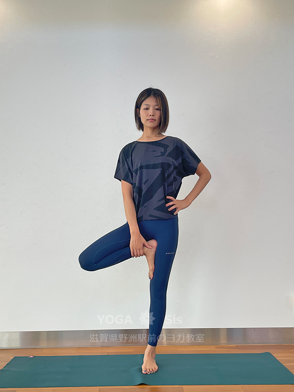 木のポーズのやり方片足をつかみ引き上げる