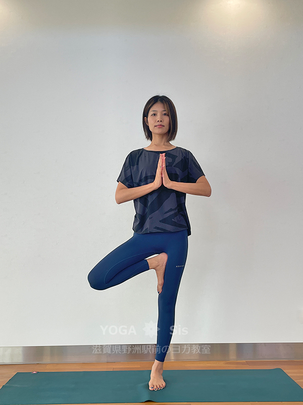 木のポーズのやり方バランスを取り胸の前で合掌